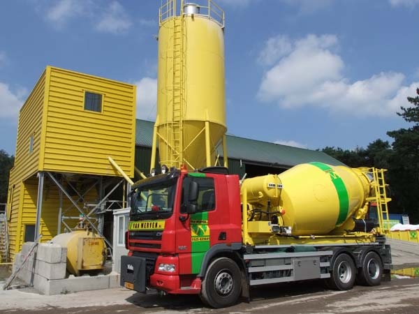 Vrachtwagen containerauto met betonmixer